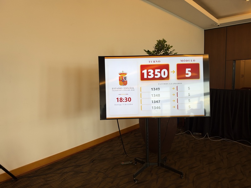 Pantalla instalada por DataNet en un salón de eventos, mostrando turnos de atención.